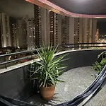 Espaçoso 2 rooms, ampla varanda perto do mar