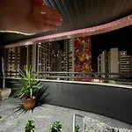 Espaçoso 2 rooms, ampla varanda perto do mar