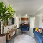 Espaçoso 2 rooms, ampla varanda perto do mar